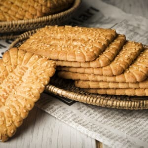 بیسکوییت کنجدی فرخنده با طعم هل - 850 گرم
